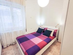 a bedroom with a bed with a colorful blanket at Trilocale Rinascimento prima fila mare in San Benedetto del Tronto