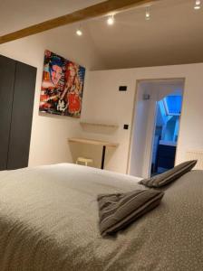 Postel nebo postele na pokoji v ubytování Froissart Loft et Studio