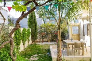 a garden with a table and chairs and a tree at Stunning 4BR Villa with private terrace in Balzan by 360 Estates in Balzan
