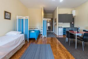 een hotelkamer met een bed en een keuken bij GuestReady - Minimalistic studio downtown in Porto