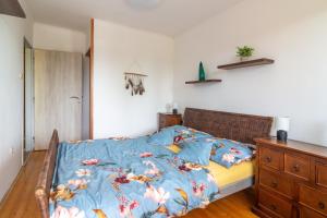 een slaapkamer met een bed met een blauw dekbed bij Apartmán U nás doma in Břeclav