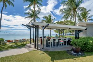 查汶的住宿－苏梅岛遨舍查汶度假酒店，棕榈树海滩上的餐厅