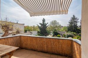 een balkon met een houten tafel en een luifel bij Apartmán U nás doma in Břeclav