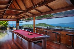un tavolo da biliardo in una camera con vista di Luxury 4 pool Seaview 6 bedroom Villa on Surin Hill a Surin Beach