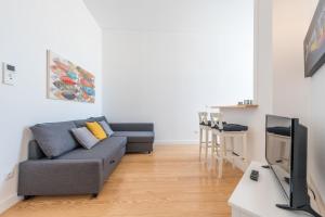 - un salon avec un canapé et une télévision dans l'établissement GuestReady - Estadia moderna no centro do Porto, à Porto