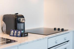 una maleta sentada en un mostrador en una cocina en GuestReady - Retreat near Matosinhos beach, en Matosinhos 18 fotos más