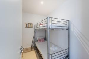 Łóżko piętrowe w pokoju z drabiną w obiekcie GuestReady - Retreat near Matosinhos beach w mieście Matosinhos