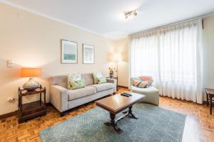 uma sala de estar com um sofá e uma mesa em GuestReady - Eclectic haven in the heart of Porto no Porto