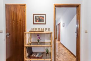 un pasillo con un estante con libros y flores en GuestReady - Eclectic haven in the heart of Porto, en Oporto