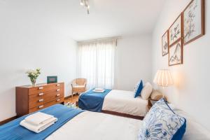 1 Schlafzimmer mit 2 Betten und einer Kommode in der Unterkunft GuestReady - Eclectic haven in the heart of Porto in Porto