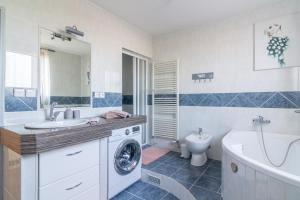 een badkamer met een wastafel en een wasmachine bij Apartmán U nás doma in Břeclav