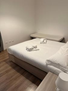 uma cama num quarto com duas toalhas em CA DEL TRIMA em Melegnano