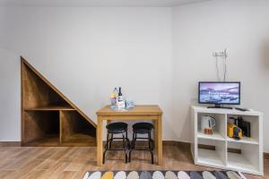 A television and/or entertainment centre at GuestReady - Pocket-sized gem in Porto