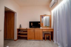 Televízia a/alebo spoločenská miestnosť v ubytovaní Fiori Hotel