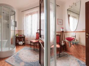 ein Badezimmer mit Dusche und Spiegel in der Unterkunft Appartamento Luxury Ai Greci in Venedig + 47 Fotos