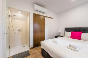 Tempat tidur dalam kamar di GuestReady - Pocket-sized gem in Porto