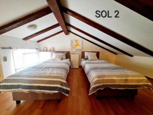 En eller flere senge i et værelse på Apartments SOL