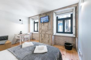 a bedroom with a bed with two towels on it at GuestReady - Private oasis for two in Porto