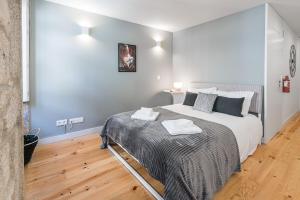 a bedroom with a large bed and a wooden floor at GuestReady - Private oasis for two in Porto