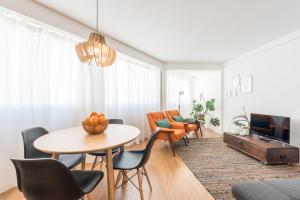 a living room with a table and chairs at GuestReady - Chic and cozy getaway in Porto