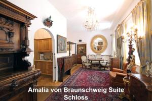 uma sala de estar com uma sala de jantar e uma mesa de jantar em Schloss Hotel Fernsteinsee em Nassereith