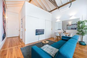Et opholdsområde på GuestReady - High-ceiling urban retreat in Porto