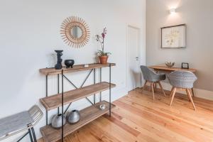 ein Wohnzimmer mit einem Tisch und zwei Stühlen in der Unterkunft GuestReady - Seaside getaway in Porto in Porto + 21 Fotos
