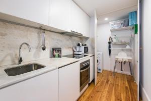 Køkken eller tekøkken på GuestReady - High-ceiling urban retreat in Porto