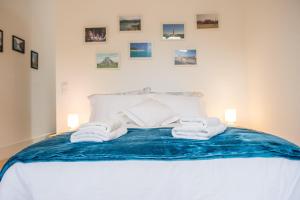 een slaapkamer met een bed met handdoeken erop bij GuestReady - Quaint comfort near Clérigos Tower in Porto