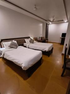 เตียงในห้องที่ Hotel Heritage 2001, Nagpur