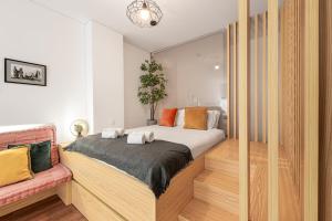 una camera con letto e parete in vetro di GuestReady - Trendy city central studio a Porto