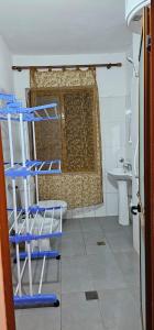 baño con cortina de ducha y escalera azul en Borbardha dhe 7 xhuxhat / Snow white and 7 dwarfs, en Fierzë