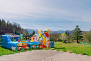une grande aire de jeux gonflable dans un parc dans l'établissement Willa Pod Brzeźnikiem, à Bukowiec
