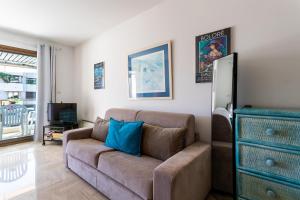 a living room with a couch and a dresser at Résidence Gray d'Albion Studio BRA507 in Cannes