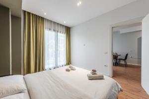 um quarto com uma cama grande e toalhas em Modern Central Apartment em Durrës
