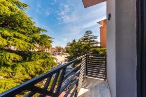 uma varanda com vista para uma rua em Modern Central Apartment em Durrës