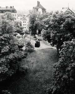 una foto en blanco y negro de un parque con árboles en Villa Dahlia en Estocolmo