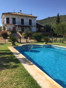 Bazén v ubytování Huerta Carrión, Finca en El Pedroso nebo v jeho okolí
