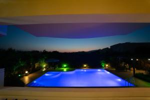 Bazén v ubytování Golden Rose Suites nebo v jeho okolí