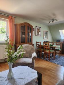 sala de estar con mesa y sillas en Ferienwohnung Langhammer, en Schonungen