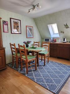 comedor con mesa y sillas en Ferienwohnung Langhammer, en Schonungen