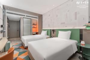 Postel nebo postele na pokoji v ubytování EVEN Hotel Zhongshan City Center by IHG