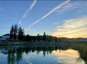 een uitzicht op een rivier met bomen en een hemel bij Maison sur 3 étages, proche de Disneyland in Jouarre