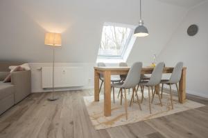 y sala de estar con mesa de comedor y sillas. en Appartement - Winterbergerstrasse 3 - Winterberg-Neuastenberg, en Winterberg