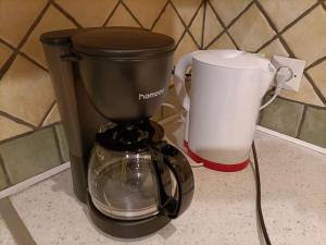 a coffee maker and a blender on a counter at Maison sur 3 étages, proche de Disneyland in Jouarre