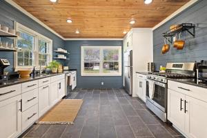 Una cocina o kitchenette en The Oz Lounge-1 Block to DT- MTB