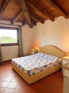 a bedroom with a bed and a window at Villa Claudia piscina privata in Stintino