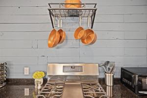 Una cocina o kitchenette en The Oz Lounge-1 Block to DT- MTB