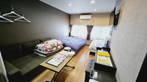 um pequeno quarto com uma cama e um sofá em Kyoto - apartment / Vacation STAY 169 em Quioto