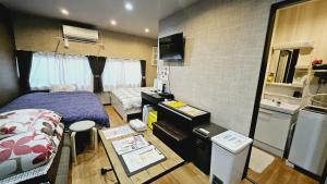 um pequeno quarto com uma cama e uma secretária. em Kyoto - apartment / Vacation STAY 169 em Quioto